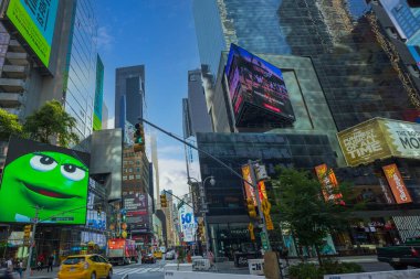 New York 'taki Times Meydanı' nın güzel manzarası. Mavi gökyüzünün altında canlı reklam panoları ve gökdelenleri var. - New York. ABD. 
