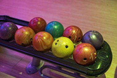 Bowling salonundaki sistem bovling toplarını otomatik olarak geri veriyor..