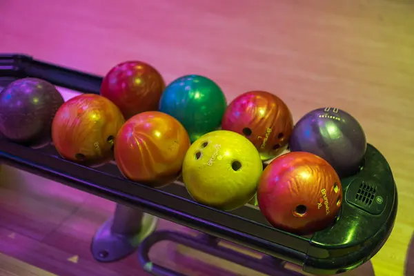 Stock image System in a bowling alley that automatically returns bowling balls, ensuring smooth retrieval and delivery.