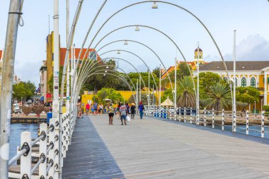 Willemstad şehir merkezinin güzel manzarası St. Anna Körfezi 'nin karşısındaki ünlü Kraliçe Emma Köprüsü. 