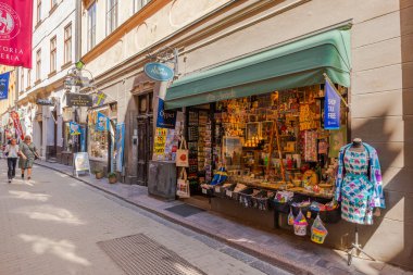 Gamla Stan, Stockholm 'de güzel bir cadde manzarası, antika dükkanlar, renkli mağazalar ve güneşli bir günde gezinen insanlar.. 