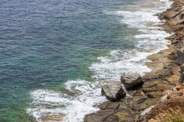 Dalgaların güzel doğal güzelliği Atlantik okyanus kıyısının engebeli kayalık kıyılarına çarpıyor. Büyük Kanarya, İspanya.