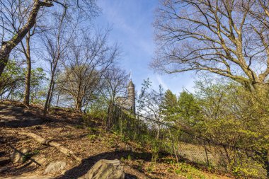 Central Park, New York 'taki Belvedere Kalesi' nin güneşli bir bahar gününde güzel bir manzarası. ABD. 