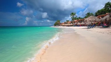 Karayip Denizi 'nde Aruba Adası' nda kumlu plajı olan güzel bir otel manzarası..