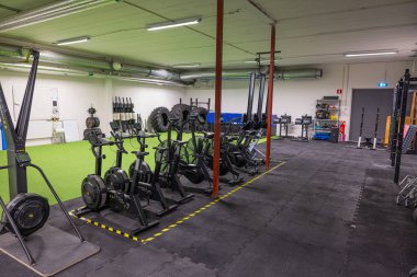 Değişik güç makineleri olan modern fitness merkezi, sağlıklı yaşam tarzını destekliyor.. 