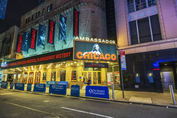 New York 'taki Büyükelçi Tiyatrosu' nun yakın plan görüntüsü, ikonik 