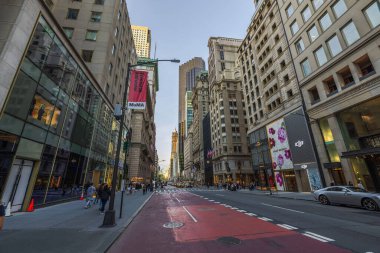 Beşinci Cadde 'nin güzel manzarası. Arka planda butikler, yayalar ve gökdelenler var. - New York. ABD. 