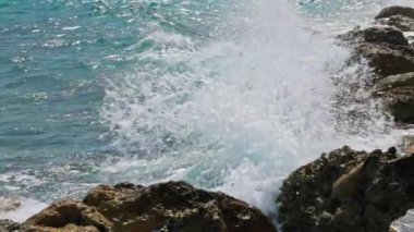Karayip Denizi dalgalarının engebeli doğal kayalara çarpmasıyla şaşırtıcı derecede yavaş çekim. Curacao.