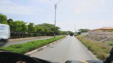 Asfalt şehir yolunda giden bir grup dağ UTV 'sinin görüntüsü. 