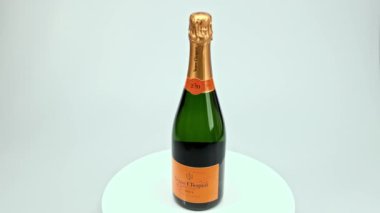 Bir şişe Veuve Clicquot Brut Fransız şampanyası, izolasyonda gösteriliyor..
