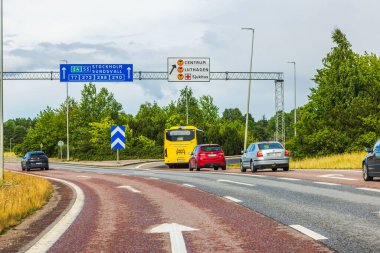 Açık havada yol işaretleri, arabalar ve otobüs kullanan otoyol kavşağı. 