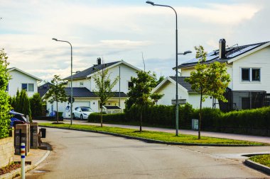 Modern villaları, asfalt yolu ve çatılarda güneş panelleri olan Avrupa köyü, zarafetle sürdürülebilirliği harmanlıyor. İsveç.