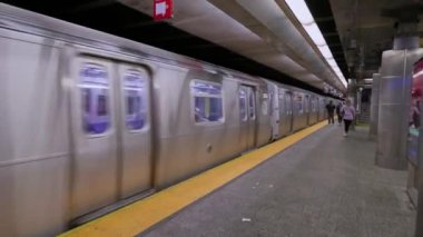 Manhattan, New York 'taki Lexington Bulvarı 63. Cadde istasyonu perondan hareket ederken görülüyor. - New York. ABD.