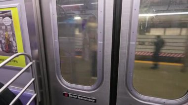 Metro vagonunun içeriden görünüşü Manhattan 'daki Lexington 63. İstasyonunu gösteriyor. Ardından da perona açılan kapılar. - New York. ABD.