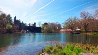 Central Park, Manhattan 'daki gölün güzel bahar manzarası. Arkasında Belvedere Kalesi var..