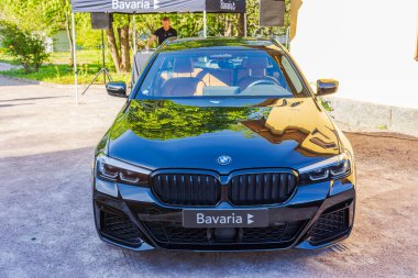 Yeni BMW i4 M Serisi elektrikli arabanın güzel dış görünüşü. 
