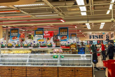 Noel süslemeli hipermarket ürünlerle dolu soğutuculu kutular ve alışveriş yapan ve alışveriş yapan müşteriler. 