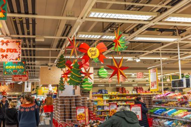 Noel dekore edilmiş hipermarketler bölümünde alışveriş yapanlar hem bayram malzemeleri hem de günlük bakkaliye alışverişi yapıyorlar.. 