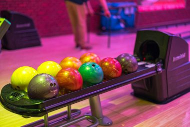 Bowling salonundaki otomatik top iade sistemini kapatın, topları etkili bir şekilde topluyor ve oyunculara teslim ediyor..