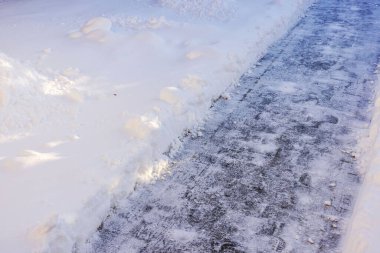 Soğuk kış gününde, özel villa 'nın karla kaplı geçidine yakın çekim. İsveç.