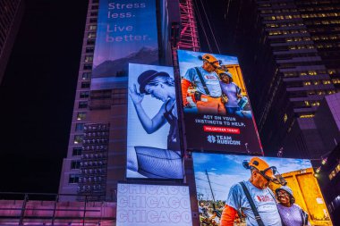 Broadway 'in, New York' un gece gökdelenlerinin, üzerinde 'Chicago' müzikali için LED reklam panoları olan yakın görüntüsü. - New York. ABD. 