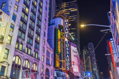 Manhattan 'daki Broadway' in gece manzarasında gökdelenler, Madame Tussauds Balmumu Müzesi 'nin reklam panoları. - New York. ABD. 