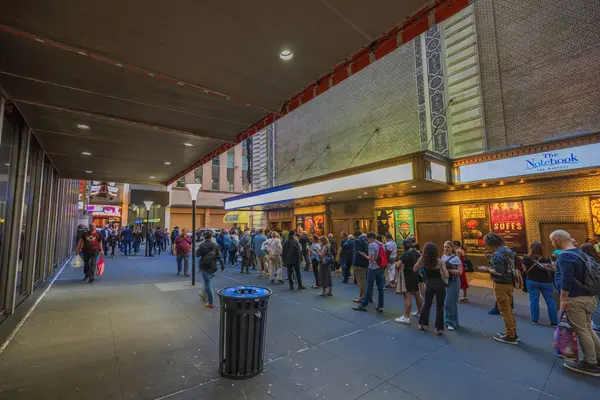 Stock image Evening in New York with queue outside Shubert Theatre in Manhattan for musical Hell's Kitchen. New York. USA. 