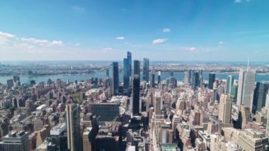 Manhattan 'a bakan gökdelenden güzel bir hava manzarası, Hudson Nehri, 34. Cadde trafiği ve gökdelenler. - New York. ABD.