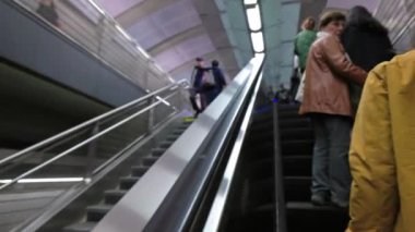 Manhattan metrosunda yürüyen merdivene binen insanların yakın çekimi. - New York. ABD. 