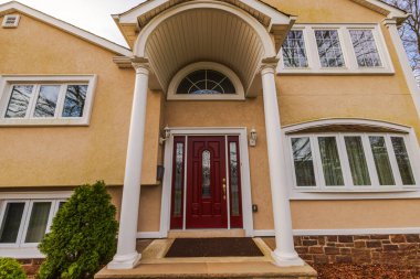 Detaylı dış tasarım unsurları olan modern villanın yakın görüntüsü. New Jersey 'de. ABD.