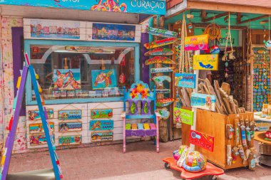 Curacao 'daki Karayip hediyelik eşya dükkanında renkli el boyaları, tropik ahşap el işleri ve canlı sanat eserleri var.. 