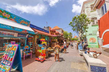 Curacao 'da turistler ve renkli el boyaları, ahşap el sanatları ve tropikal sanat eserleriyle dolu canlı hediyelik eşya dükkanları olan bir market.. 
