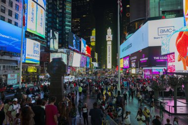 Gece Times Meydanı 'nın büyük dijital reklam panoları, parlak ışıklar ve kalabalık kalabalık caddelerde toplandı. - New York. ABD.