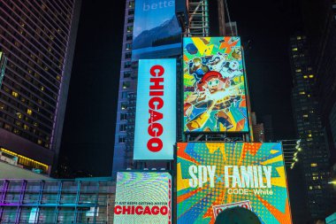 Times Meydanı 'nda geceleri New York City' deki müzikaller ve anime gösterileri için renkli reklamlar içeren canlı elektronik reklam panoları. - New York. ABD. 