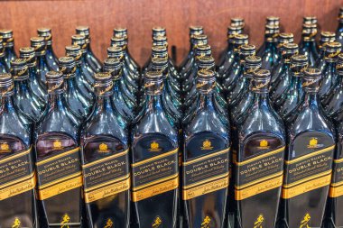 Dükkandaki Johnnie Walker Double Black şişelerinin yakın görüntüsü.. 