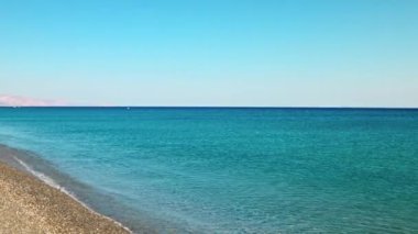 Akdeniz 'in sakin mavi sularının sersemletici manzarası Girit Adası' ndaki çakıl taşı plajlarında hafif dalgalar. Yunanistan.