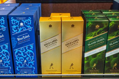 Johnnie Walker Blue Label, Gold Label Reserve ve Island Green viski kutularının görüntüsü.