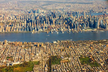 Manhattan, Hudson Nehri ve gökdelenlerle New York üzerinde uçan bir uçağın hava görüntüsü. ABD.