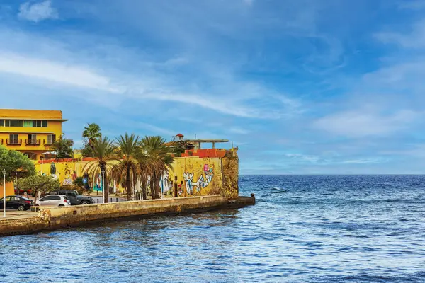 Pietermaai bölgesinde Karayip Denizi 'ne bakan renkli duvar yazıları olan tarihi bir kale..