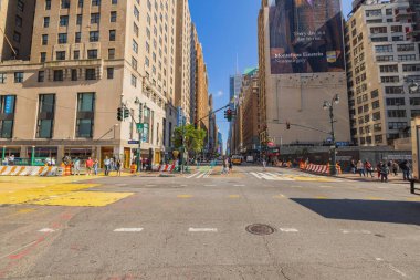 Manhattan, New York 'un canlı sokak manzarası, Batı 34. Cadde' nin kesiştiği yerde. - New York. ABD. 