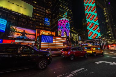 Geceleri Times Meydanı 'nda New York' ta parlak reklam panoları ve trafik vardı. - New York. ABD.