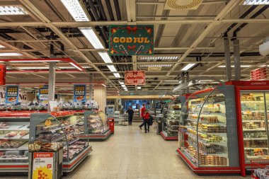 Noel 'den önce çeşitli ürünlerle birlikte soğutulmuş vitrinlerle hipermarketin içi.. 
