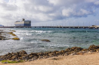Kargo gemisi bulutlu bir günde Karayip adası Curacao 'da demirlemiş.. 