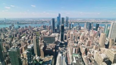 Empire State Binası 'nın, Hudson Nehri' nin ve Macy 'nin Manhattan' daki gökdelenlerinin havadan görüntüsü. New York 'ta. ABD. 