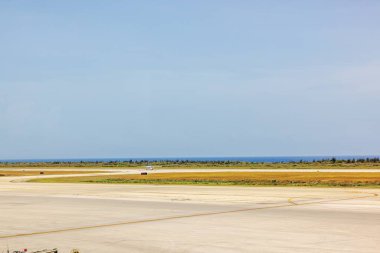 Curacao adasının arka planında Karayip Denizi olan küçük bir spor uçağının piste yakın görüntüsü. Curacao.