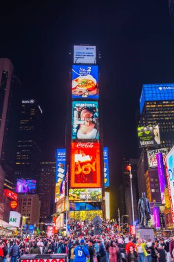 Geceleri Times Meydanı 'nda canlı dijital reklam panoları ve aydınlatılmış reklamlarla doluydu. - New York. ABD. 