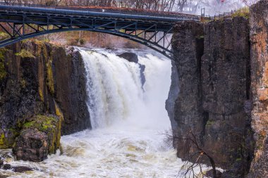Paterson Great Falls 'un yakın görüntüsü. New Jersey' deki kayalık uçurumlar arasında Passaic Nehri 'ni kaplayan köprü..