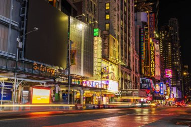 Madam Tussauds 'un reklam panosu ve sokak ışıklarıyla araba farlarının güzel manzarası. - New York. ABD