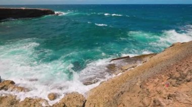 Büyük Karayip Denizi dalgaları Arikok Ulusal Parkı, Aruba 'nın kayalık kıyılarına çarpıyor.
