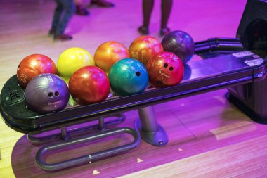 Brunswick damgalı topları olan bowling topu dönüş makinesi bir sonraki atış için hazır.. 